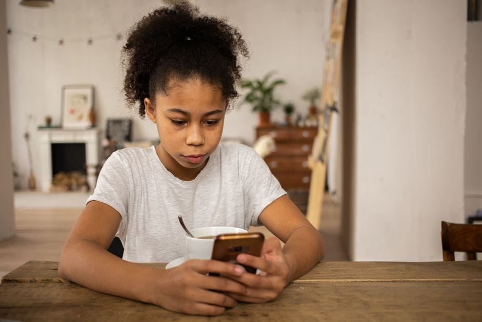 Pierwszy telefon dla dziecka: kiedy i jak