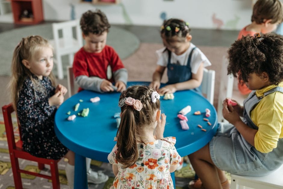 Adaptacja w przedszkolu: pierwszy poważny krok w świat