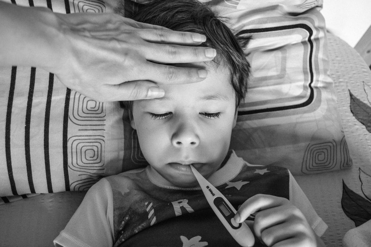 Jesienny sezon przeziębień: kiedy dziecko powinno zostać w domu, a kiedy iść do szkoły