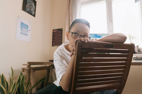 Lipcowa nuda nie jest wrogiem — co naprawdę robi z dzieckiem pusta godzina