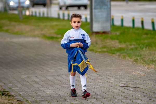 Plecak szkolny bez bólu pleców: jak go dobrać, spakować i nosić